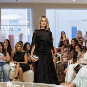 Abito nero plissé Simkhai presentato durante il trunk show di Anteprima Matera.