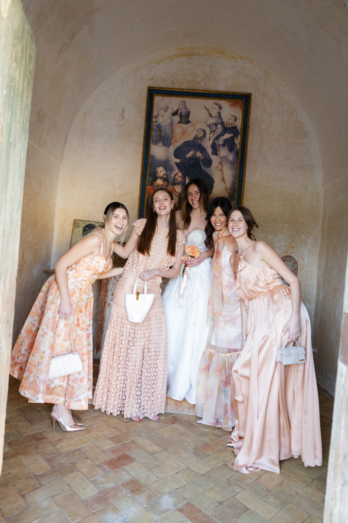 L’Arte del Dress Code: Quando la Sposa Sceglie la Palette delle Damigelle