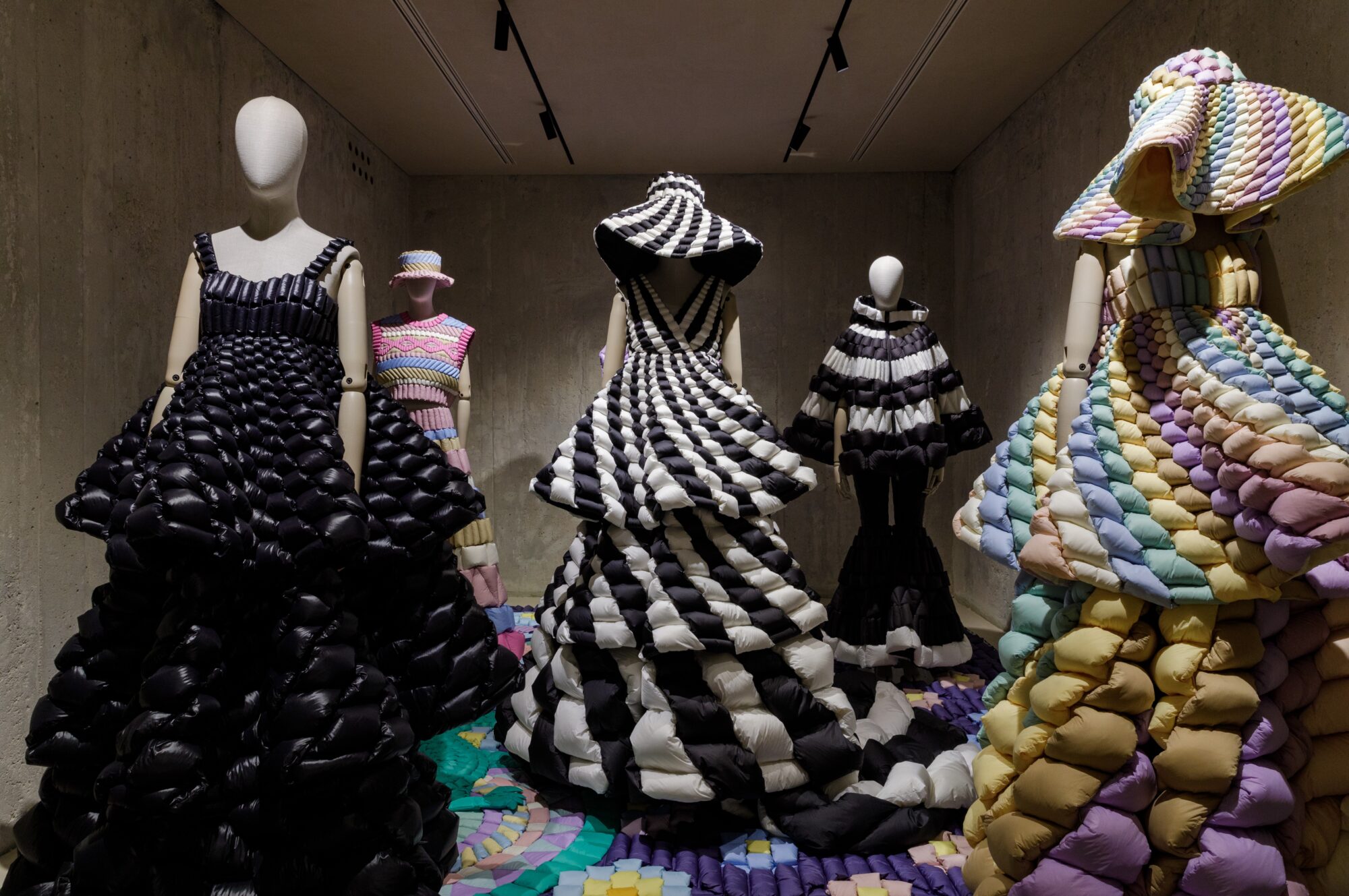 RAXXY: Quando la Moda Incontra la Matematica. L’Arte del Piumino 3D Esclusivamente nel Caveau di Anteprima Matera.