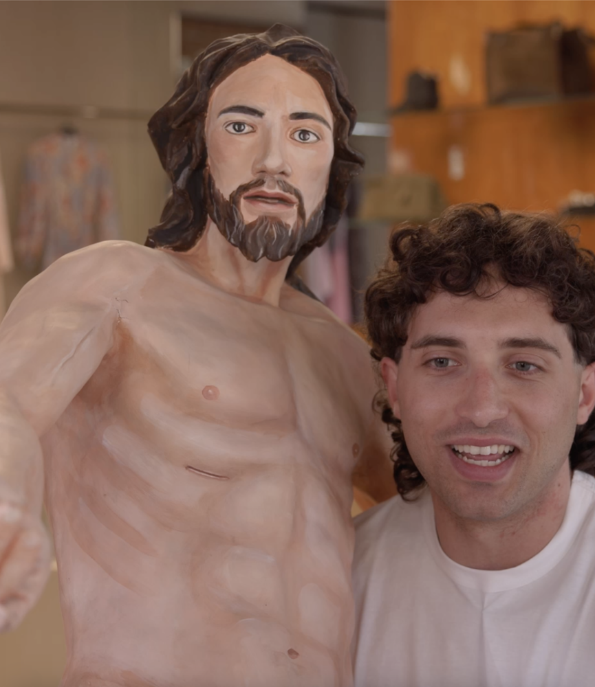 Francesco Perrone con il frammento "Il Cristo" del Carro Trionfale esposto nella mostra Finding Bruna. Again di Anteprima Matera.